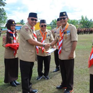 Pj Bupati Tuba Hadiri Upacara Hari Pramuka Ke-63 di Lapangan Kampung Penawar Jaya