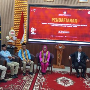 RMD Hantarkan Winarti Dan Reynata Di Hari Pertama Pendaftaran Ke KPU Tuba