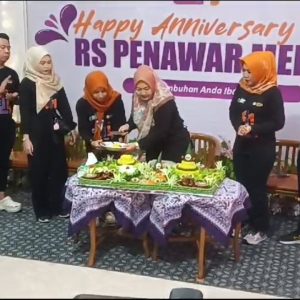 HUT Ke-11 RS Penawar Medika Gelar Pengobatan Gratis dan Potong Tumpeng
