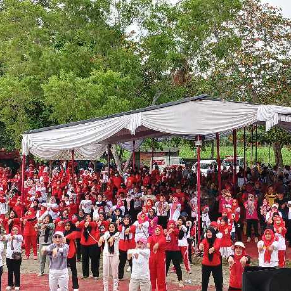 Masyarakat Kecamatan Ketapang Antusias Ikuti Jalan Sehat Wisata Gambia di Pantai Agro Legundi