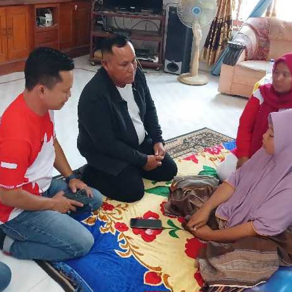 Sambangi Korban Kebakaran Rumah di Desa Ruguk, Bupati Nanang Ermanto Berjanji Segera Bantu Ibu Nurul 