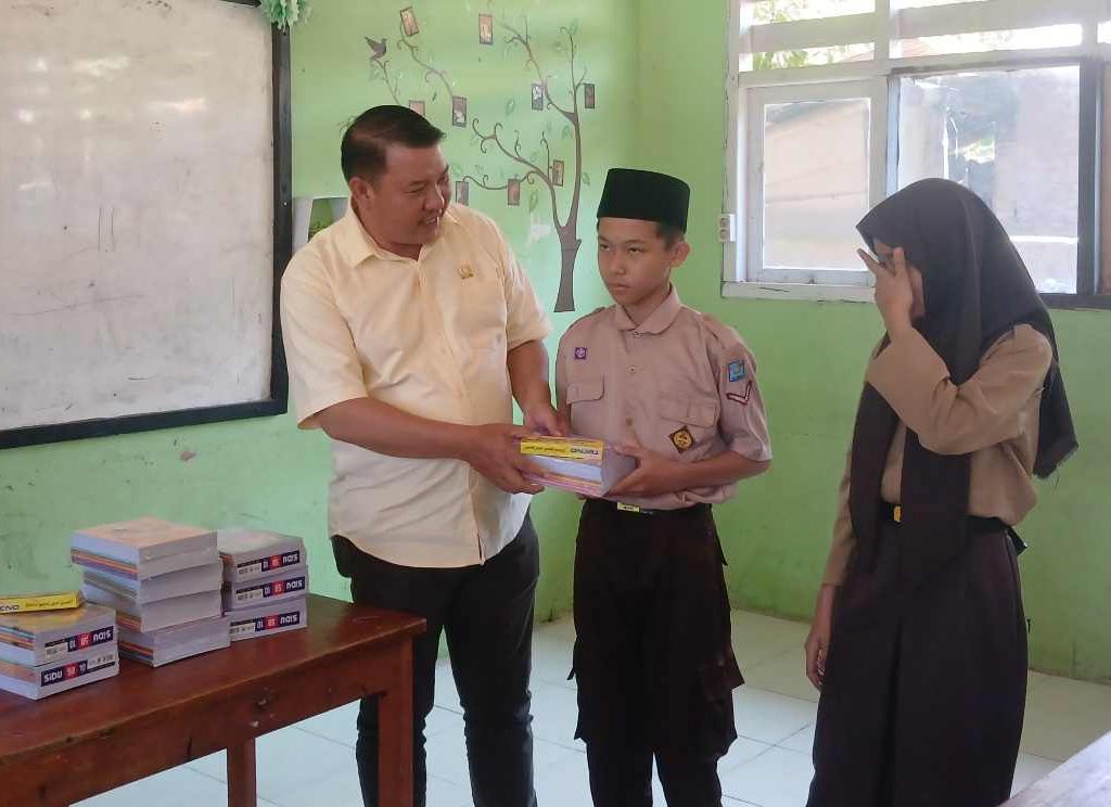 Anggota DPRD Lampung Selatan Ahmad Muslim Berimotivasi Siswa-siswi MTS Islamiyah Ketapang