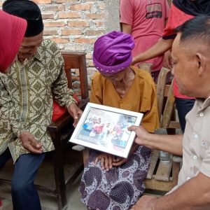 Rumah Ibu Paikem Roboh Termakan Usia, Langsung Dapat Bantuan RLH dari Bupati Lamsel 