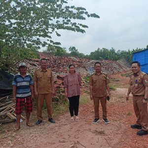 Camat Banjar Margo dan Kepala Kampung Agung Dalam Kroscek Kandang Ayam Rubuh Sebabkan Aroma Busuk