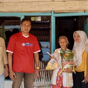 SMSI Tuba Blusukan Salurkan Sembako Jumat Berkah Ke 11 kampung Mekar jaya, Banjar Margo