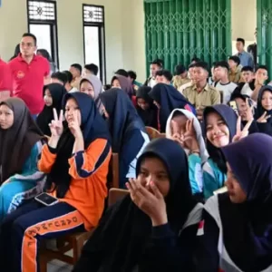 Secara Simbolis, Nanang Ermanto Bagikan e-KTP Siswa Pemula Usia 17 Tahun di MAS Daarul Ma’arif