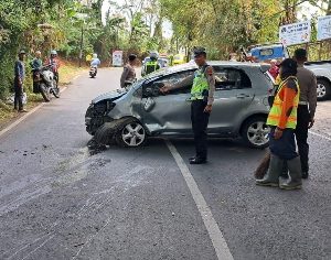 Diduga Mengantuk, Sebuah Minibus Mengalami Kecelakaan Tunggal di Ambarawa.
