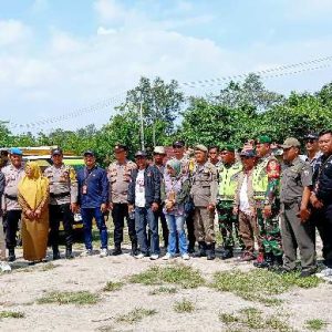 Dikawal Pihak Keamanan dan Panwas, PPK Ketapang Lepas Logistik ke Desa