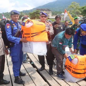 Pengamanan Ketat Distribusi Logistik Pilkada Menuju Pulau Sebesi