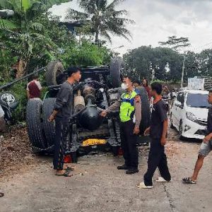 Tidak bisa kuasai kendaraan, Truk tanpa muatan terguling di jalan Suruh-Karanggede.