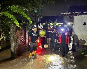 Tanggul sungai jebol, Dsn. Ngendo Banyubiru terendam banjir.