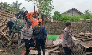 Pasca Banjir Bandang Banyubiru, Polres Semarang bantu warga kerja bakti.