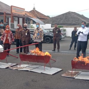 Kejari Lamsel Musnahkan BB dari 86 Perkara Kejahatan  yang Telah Inkracht