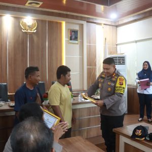 Aksi Heroik Supir dan Kernet Trailer Selamatkan Nyawa, Diganjar Penghargaan oleh Kapolres
