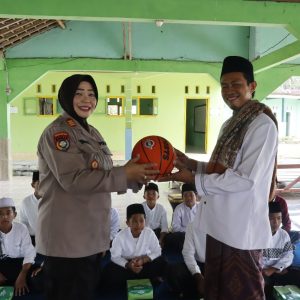 Jumat Berkah; Polres Lampung Selatan Bagikan Makanan Bergizi Gratis di Madrasah Diniyah