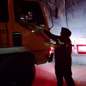 Polres Lampung Selatan dan PT BBJ Bagikan 600 Kotak Nasi untuk Awak Truk di Pelabuhan Bakauheni