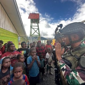 Gerak Cepat, Satgas Yonif 131/BRS Tolong Korban Kecelakaan Di Perbatasan Papua
