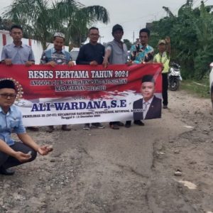 Jalan Depan Rumah Anggota DPRD Lamsel Rusak Parah, Ali Wardana; Ajukan dan Semoga Realisasi Tahun 2025