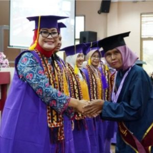78 Warga Lanjut Usia Di Lamsel di Wisuda S1