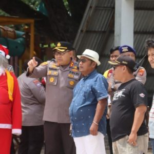 Polisi Gandeng Sinterklas Sapa Anak-Anak di Wisata Pantai di Lampung Selatan