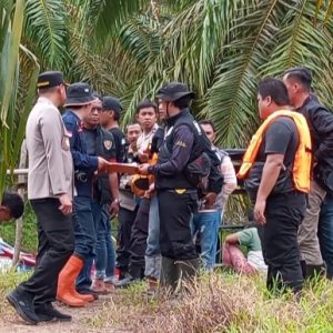 Terduga Pelaku Menyusup ! Olah TKP Perampokan Klotok di Sungai Menang Nyaris Bentrok