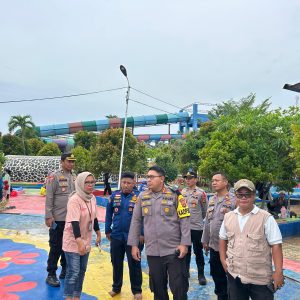 Kapolres Lampung Selatan Evakuasi Anak Terpelosok di Waterboom DAYN