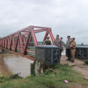 Kapolres Lampung Selatan dan Bhayangkari Berikan Perhatian dan Dukungan kepada Korban Banjir