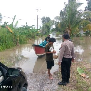 Kapolsek Sragi Pantau Banjir di Dusun Umbul Besar, Debit Air Mencapai 75 cm