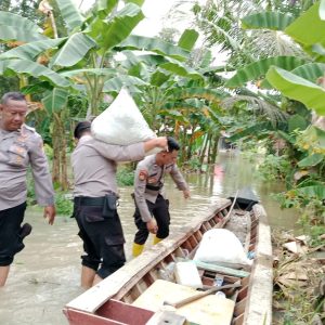 Personel Sat Samapta Polres Lampung Selatan Evakuasi Barang Warga di Tengah Banjir