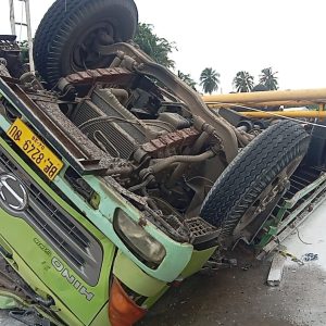Rem Blong…!!! Mobil Fuso Muatan Batu Kapur Hantam Tol Gate Pelabuhan Bakauheni