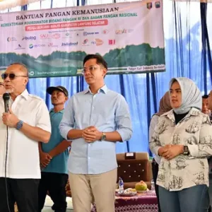 Menko Bidang Pangan RI Salurkan Bantuan Pangan dan Bibit Pertanian kepada Masyarakat Terdampak Banjir