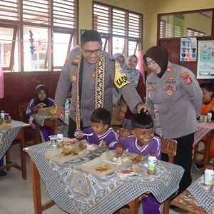 Polres Lampung Selatan Gelar Program ‘Jumat Berkah’ dengan Makan Bergizi Gratis untuk Anak Sekolah