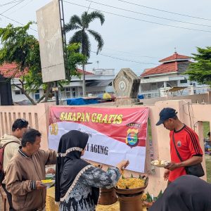 Polsek Jati Agung Gelar Program Jumat Berkah, Bagikan Sarapan Gratis untuk Masyarakat