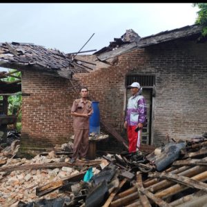 Akibat Hujan Deras Satu Rumah Di Kecamatan Sidomulyo Roboh