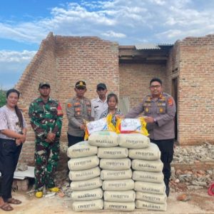 Kapolres Lampung Selatan Beri Bantuan kepada Janda Sebatang Kara Korban Angin Kencang di Jati Agung