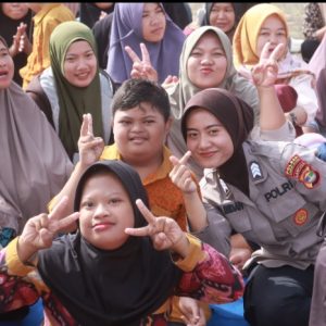 Polwan Hadirkan Keceriaan di SLB: Makan Bergizi Gratis untuk Siswa Disabilitas