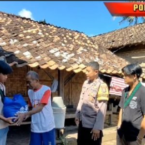 Polsek Penengahan bersama Mahasiswa Universitas Indonesia Mandiri Gelar Baksos Salurkan Sembako Jelang Bulan Suci Ramadhan 1446 H