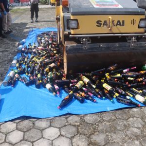 Polres Lampung Selatan Musnahkan Ratusan Botol Miras Jelang Ramadhan 1446 H