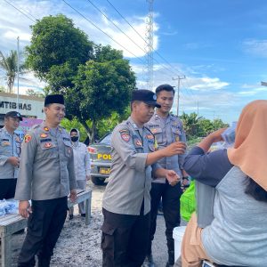 Polsek Penengahan Berbagi Takjil di Ketapang