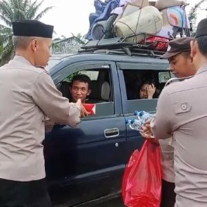 Polsek Penawartama Berbagi puluhan Takjil di Bulan Ramadhan 1446 H
