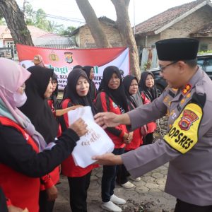 Kapolres Lampung Selatan Bagikan Takjil untuk Pengemudi Ojek, Petugas Kebersihan, dan Relawan Pengumpul Sampah