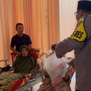 Kapolres Bersama Mahasiswa Bagikan Takjil untuk Pasien di RS Bob Bazar