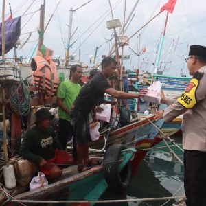 Polisi Berbagi Takjil kepada Nelayan Dermaga Bom Kalianda