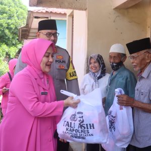 Polri Berbagi untuk Tukang Becak dan Lansia