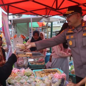 Kapolres Lampung Selatan Bagikan Takjil dan Sosialisasi Mudik Aman di Pasar Karang Anyar