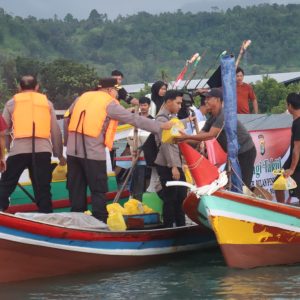 Takjil di Tengah Laut; Polisi Berbagi dengan Nelayan Keramat Ketapang