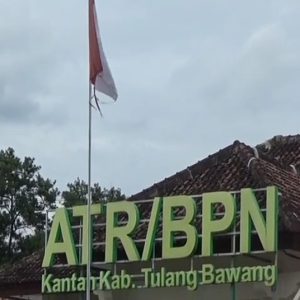 Kantor ATR BPN Kabupaten Tuba Kibarkan Bendera Robek Pada Peringatan HUT Tuba Ke-28