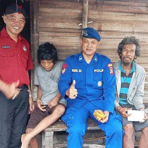 Aipda Agung Gede Anggota Satpol Air Polres Lampung Selatan Berikan Bantuan Sembako Untuk Warga Muara Piluk