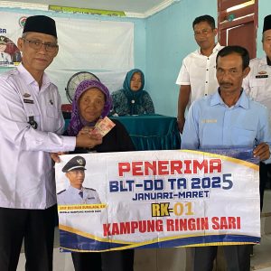 Kampung Ringin Sari Bagikan BLT DD 2025 tahap 1 ke 39 KPM