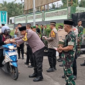 TNI Polri Bagikan Takjil di depan Makodim 0421/LS